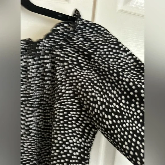 ❤️ 3/$15❤️ Frankie & Missy blouson top - Picture 3 of 11